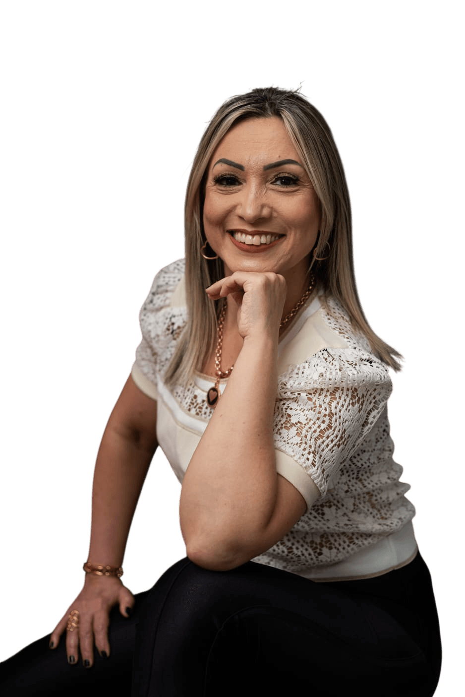Esteticista Elaine Veloso sorrindo no consultório no Rio de Janeiro